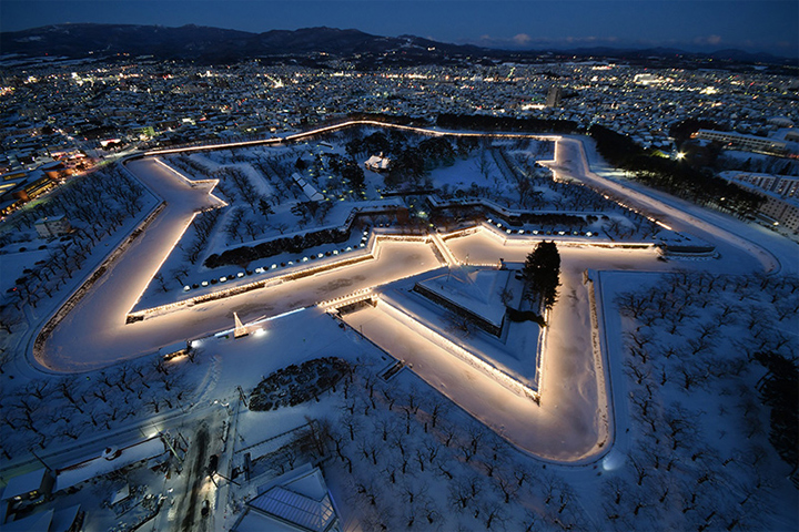 【宿泊バス】五稜郭☆五稜星の夢イルミネーション ＆ 巨大クリスマスツリー ＆ 函館夜景観賞 ２日間 函館で３つの夜景イルミネーションスポットへご案内！ 湯の川温泉では飲み放題付き ＆ うれしいお土産付！