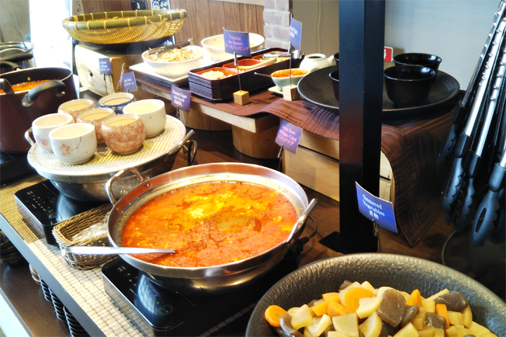 昼食は、釜焼きピザ、パスタ、グリル料理からデザートまでお好きな料理を好きなだけ♪
