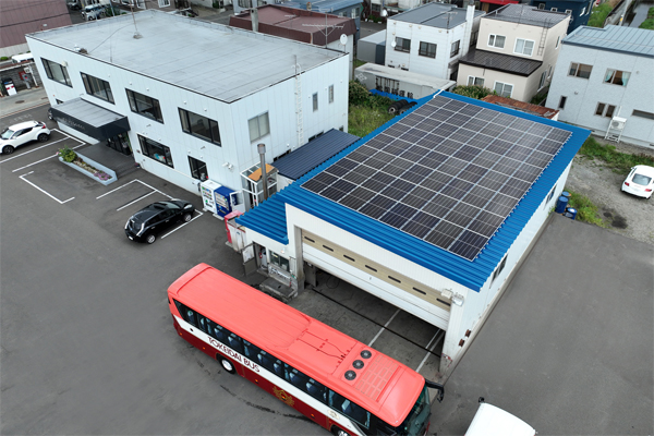 当社敷地内の整備工場屋根に太陽光発電パネルを設置